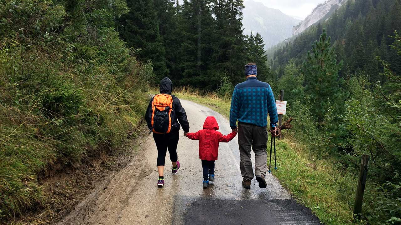 Eltern mit Kind auf einer Wanderung im Riedingtal Naturpark in Österreich