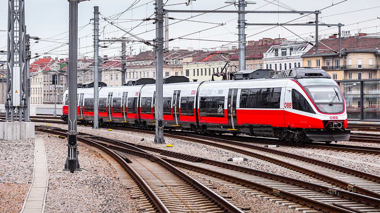 Fahrender Zug im Hauptbahnhof Wien