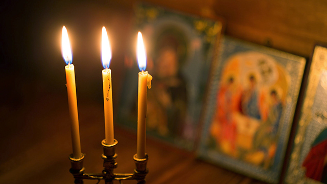 Kerzen mit Ikonenbildern
