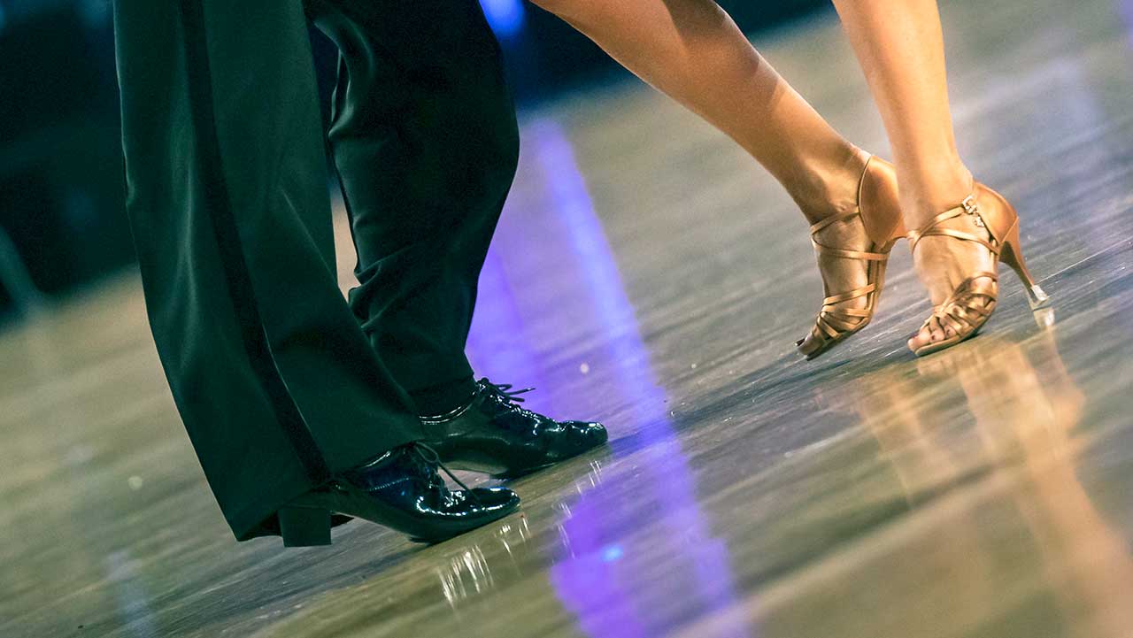 Tanzende Füsse eines Paares