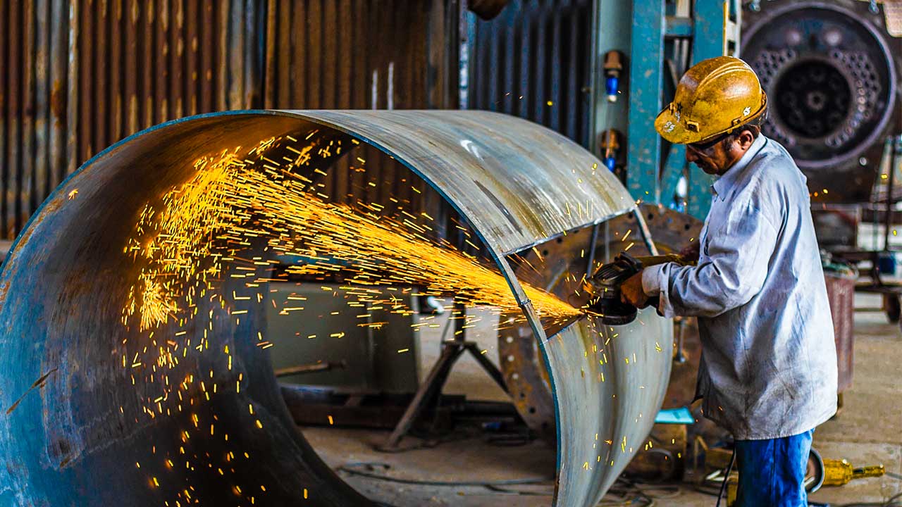 Arbeiter in Lahore, Pakistan arbeitet an einer Metallröhre