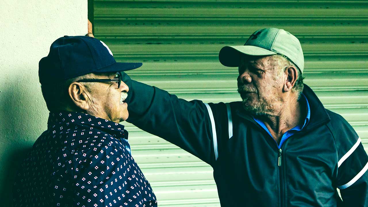 Zwei ältere Männer in Panama in einer Diskussion
