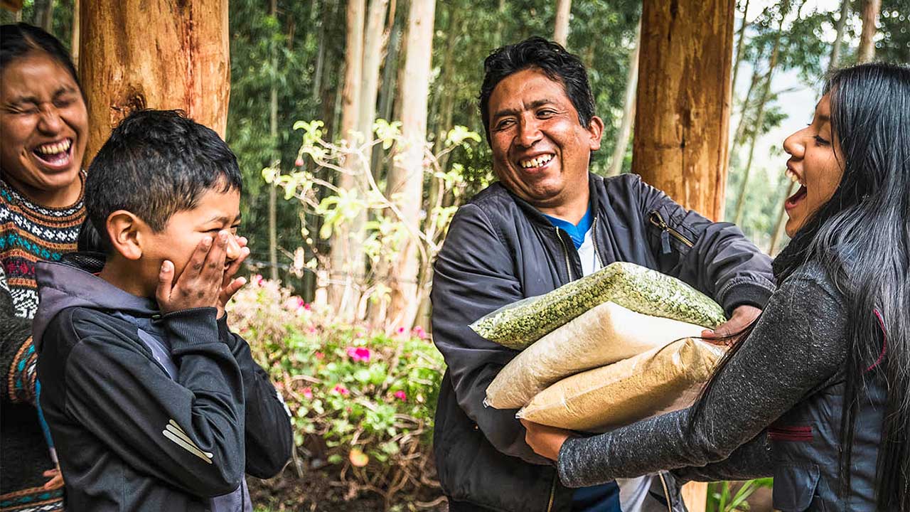Familie in Peru freut sich an den erhaltenen Lebensmitteln