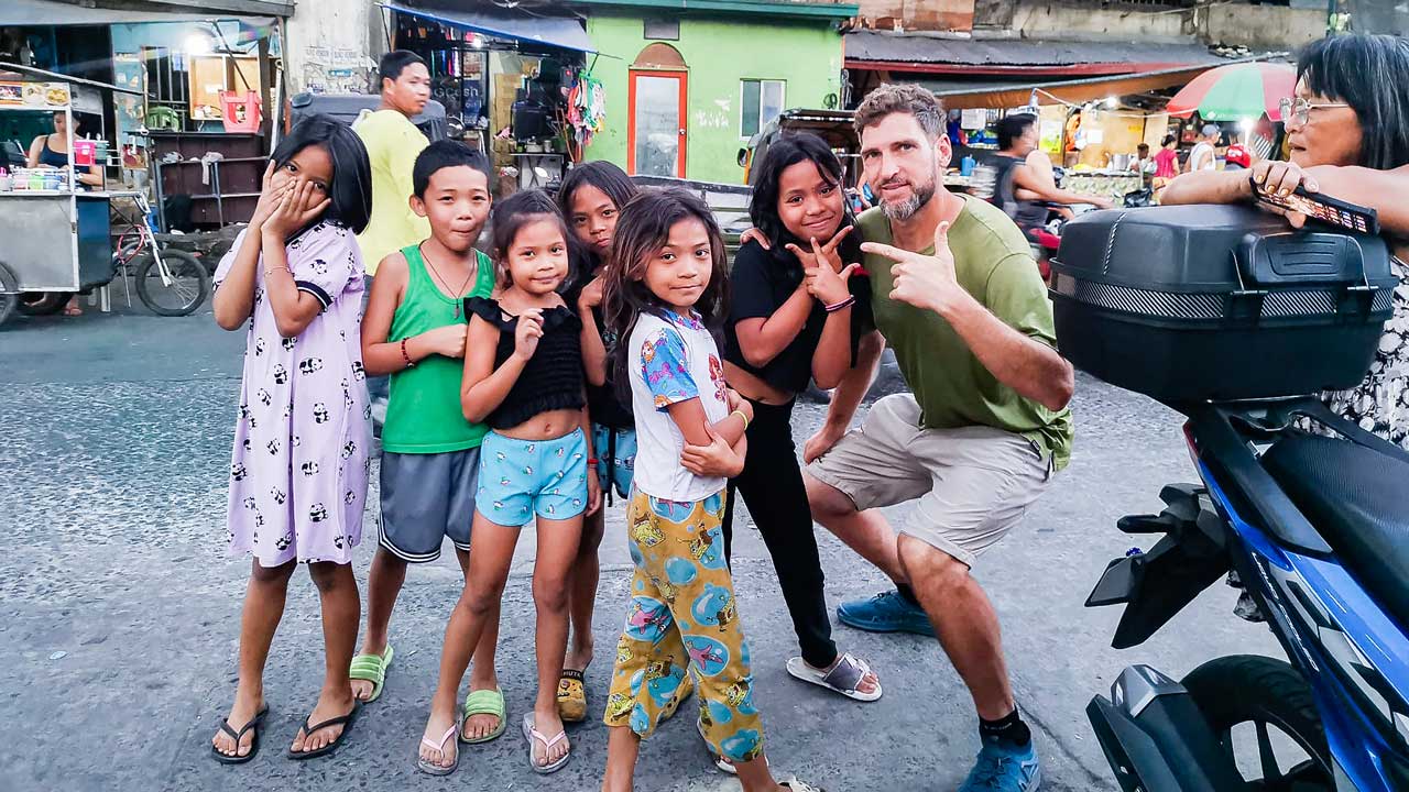 Thomas Kellenberger mit Kindern auf den Philippinen