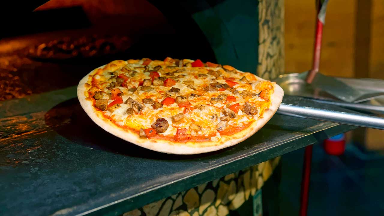Pizza frisch aus dem Ofen | (c) 123rf