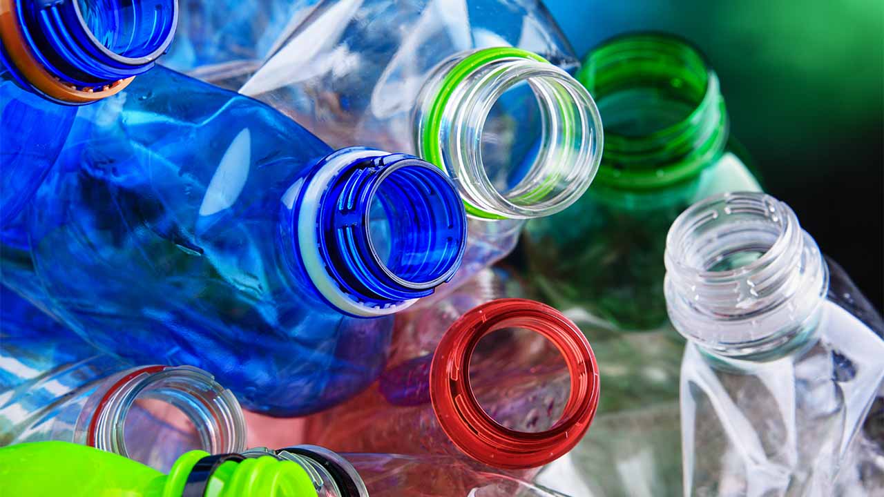 farbige gebrauchte Plastikflaschen
