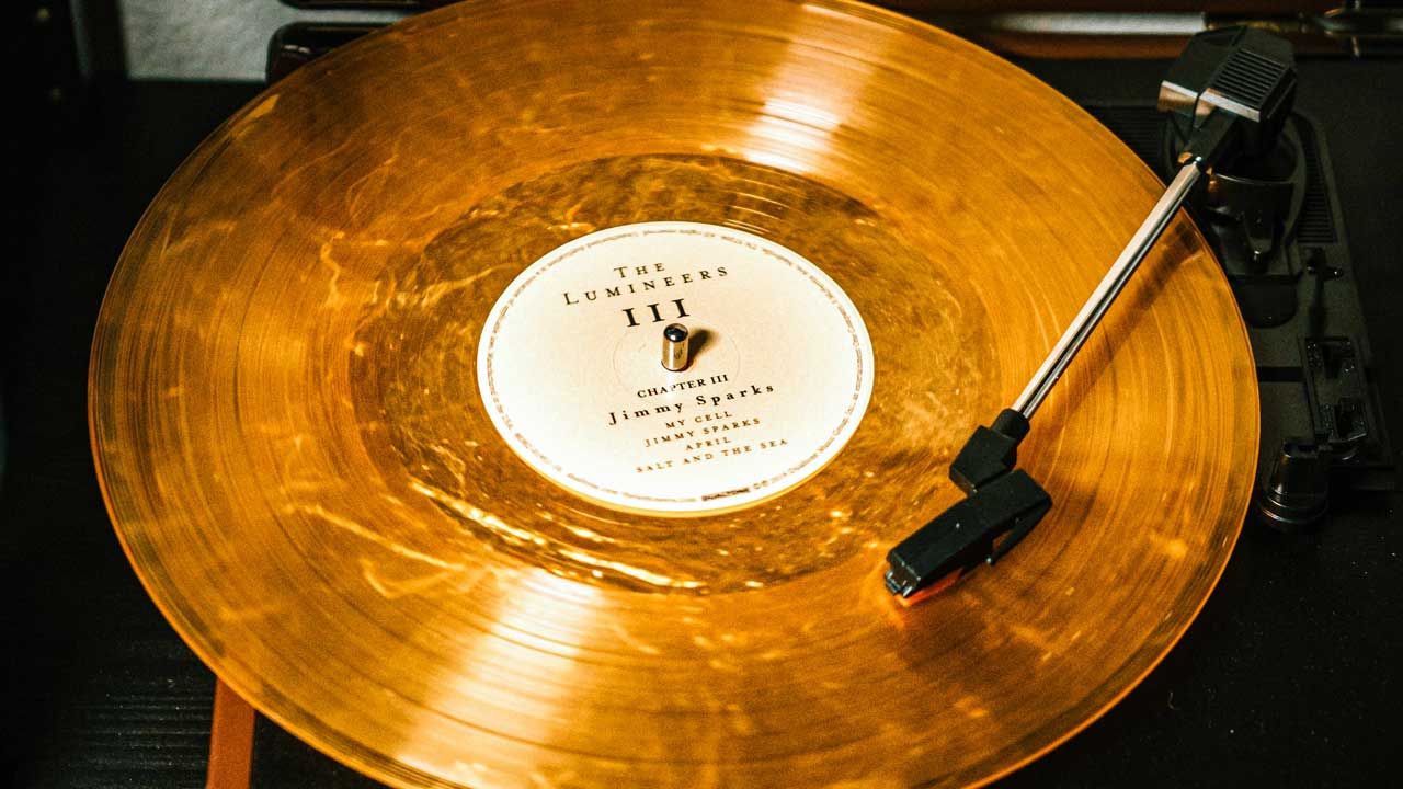 goldene Schallplatte auf einem Plattenspieler