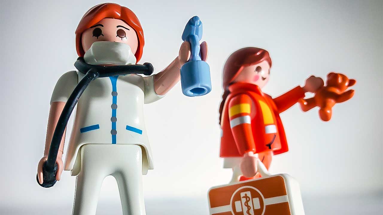 Zwei Ärztinnen als Playmobil-Figuren