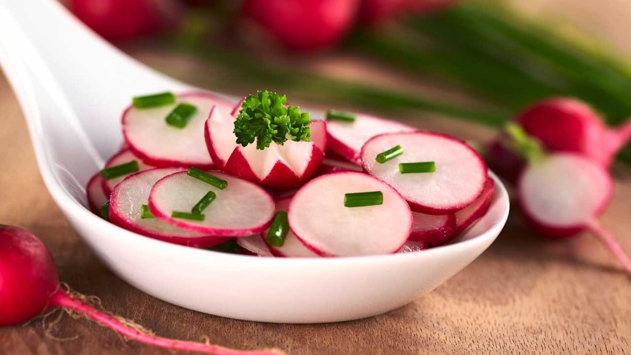 Radieschen-Rettich-Salat mit Apfel