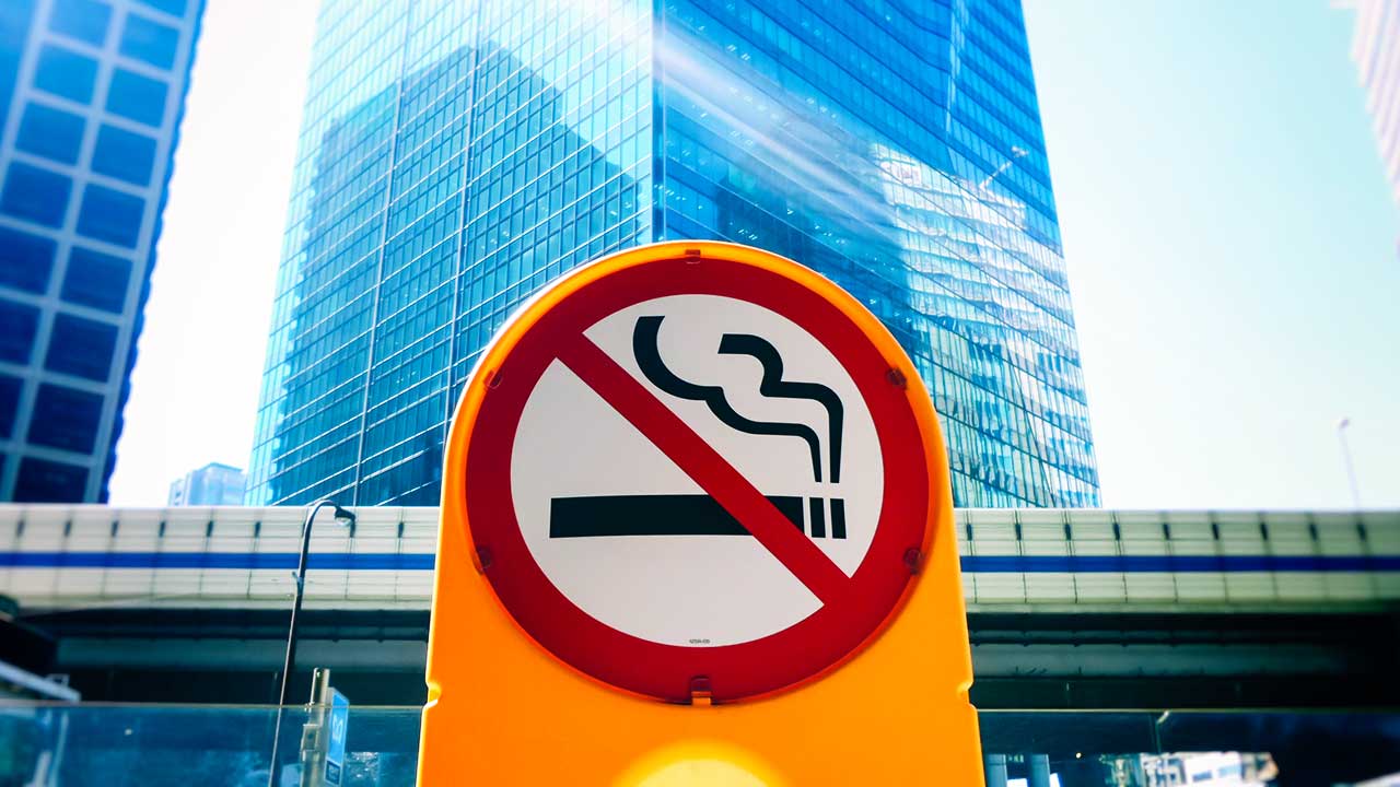 Rauchverbotsschild in einer Stadt