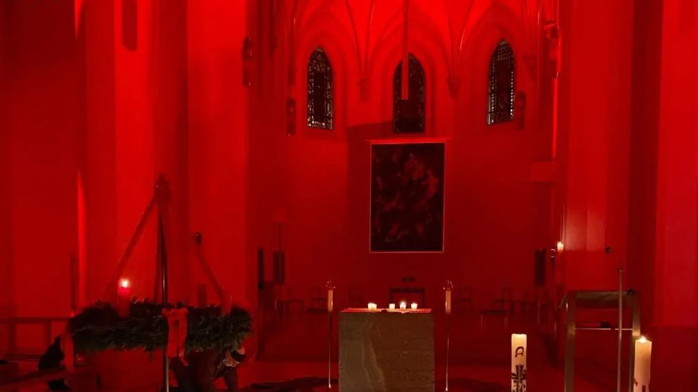 Innenraum einer Kirche in rot