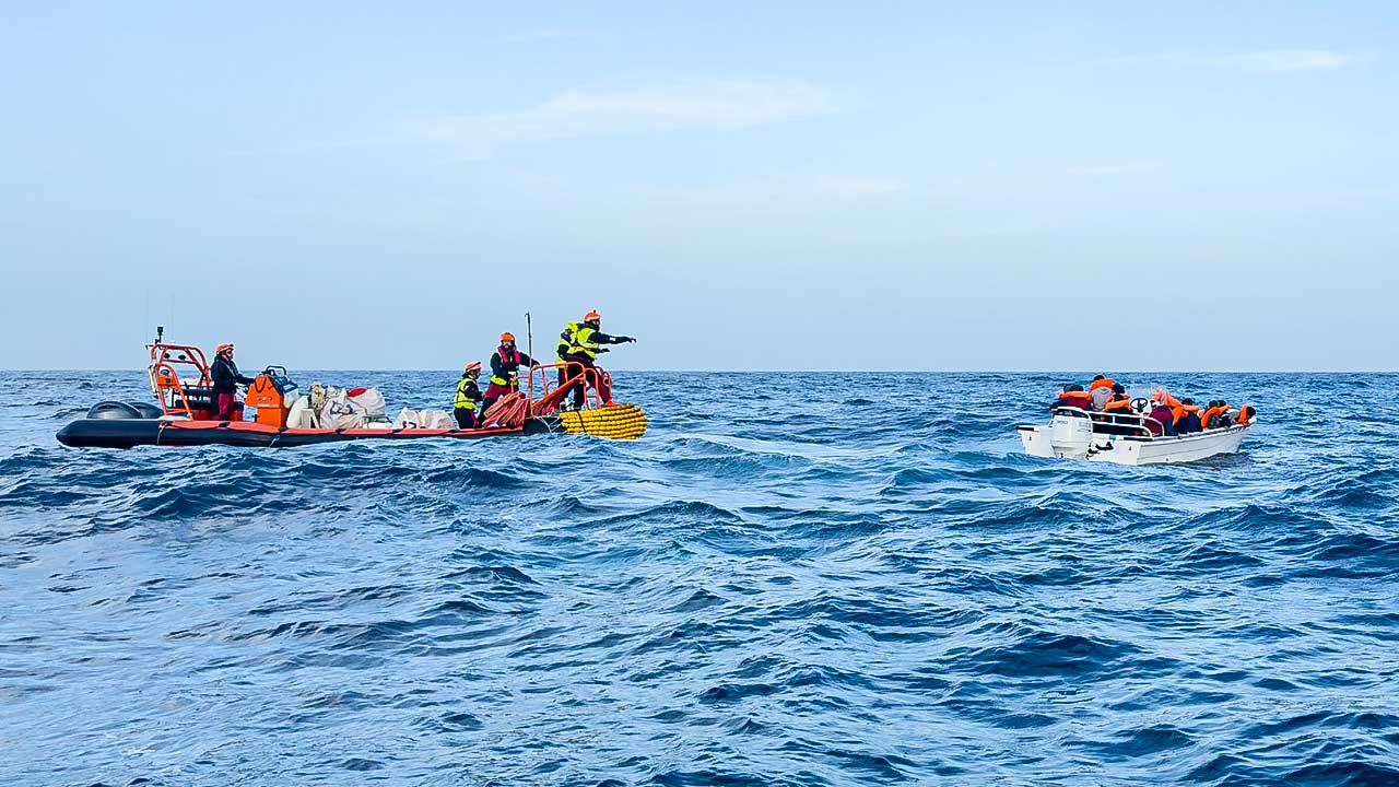Rettung von Flüchtlingen, die auf dem Mittelmeer in Seenot geraten sind