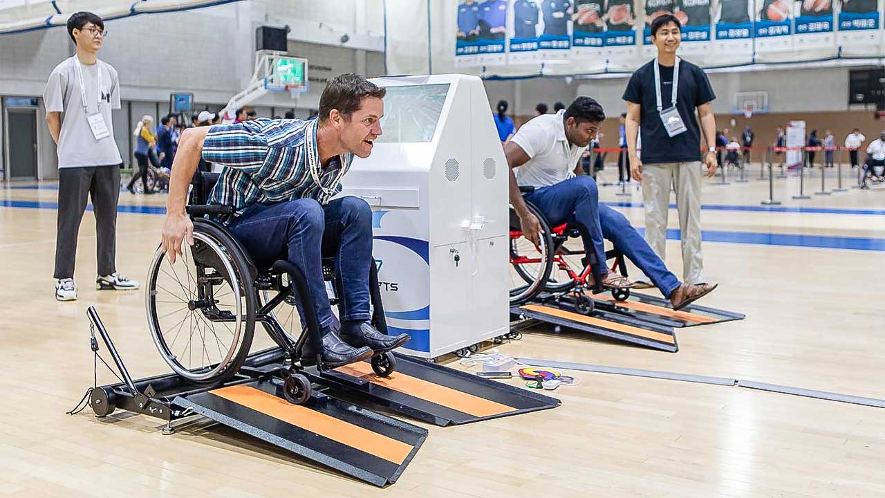 Zwei Rollstuhlfahrer fahren auf Wheely-X