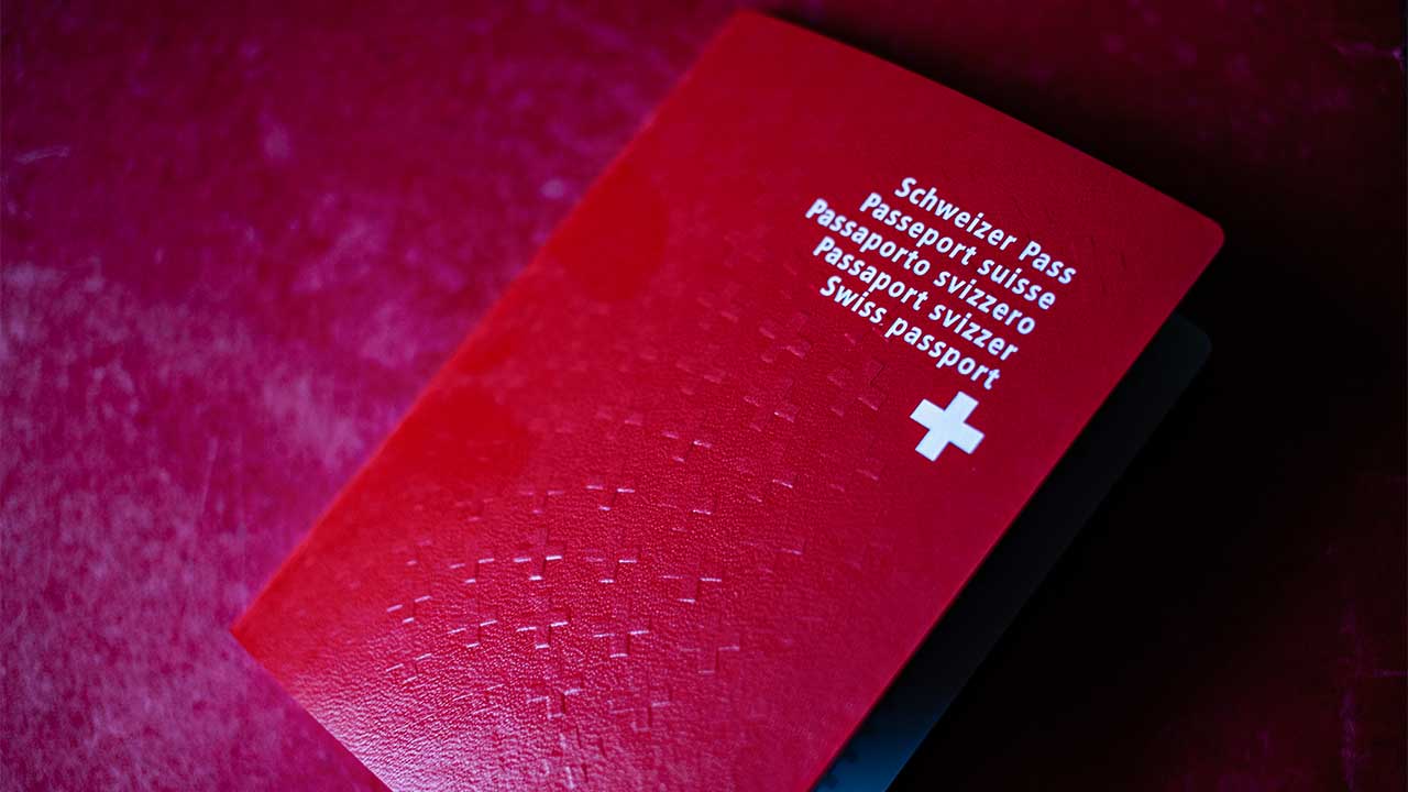 Schweizer Pass auf violettem Hintergrund