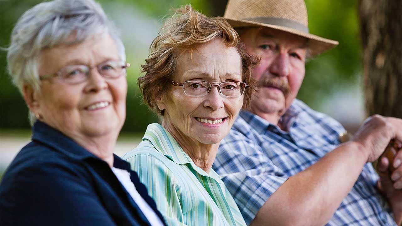 Drei zufriedene Senioren: zwei Frauen und ein Mann