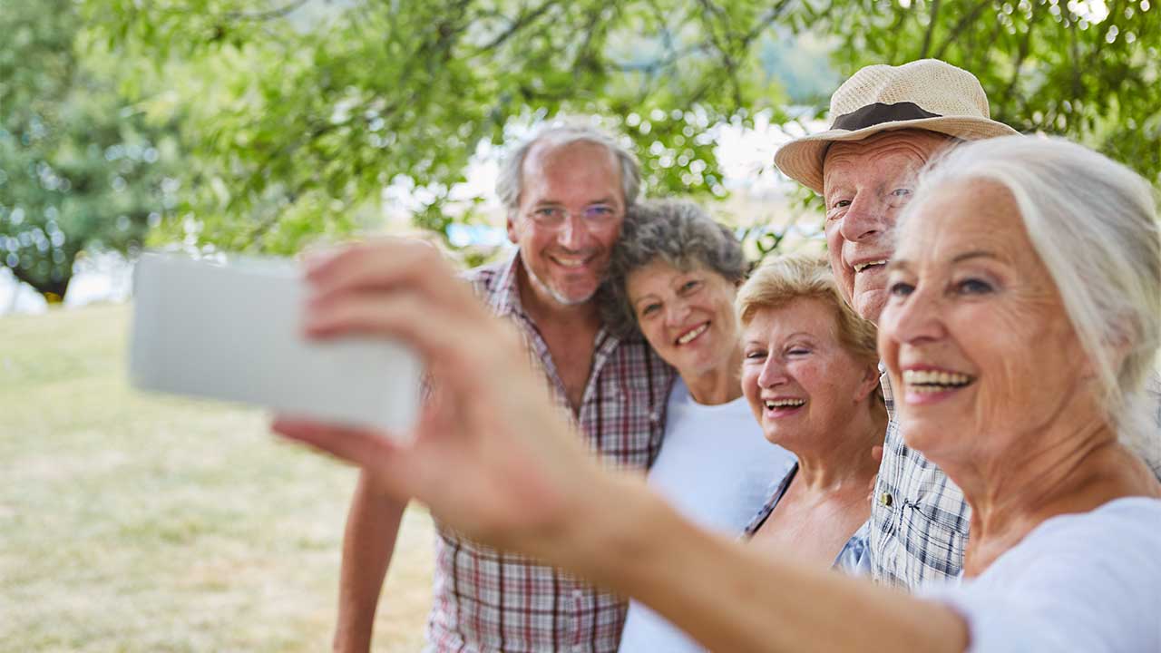 mehrere Senioren nehmen ein Selfie auf