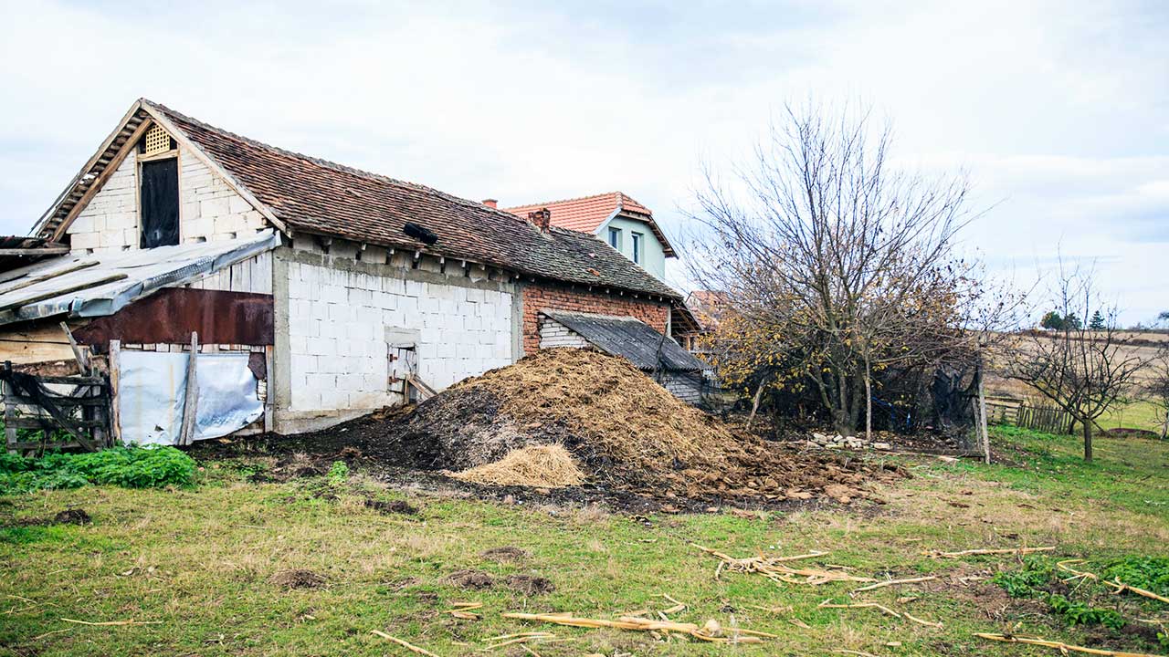 Bauernhaus mit Scheune in einem serbischen Dorf