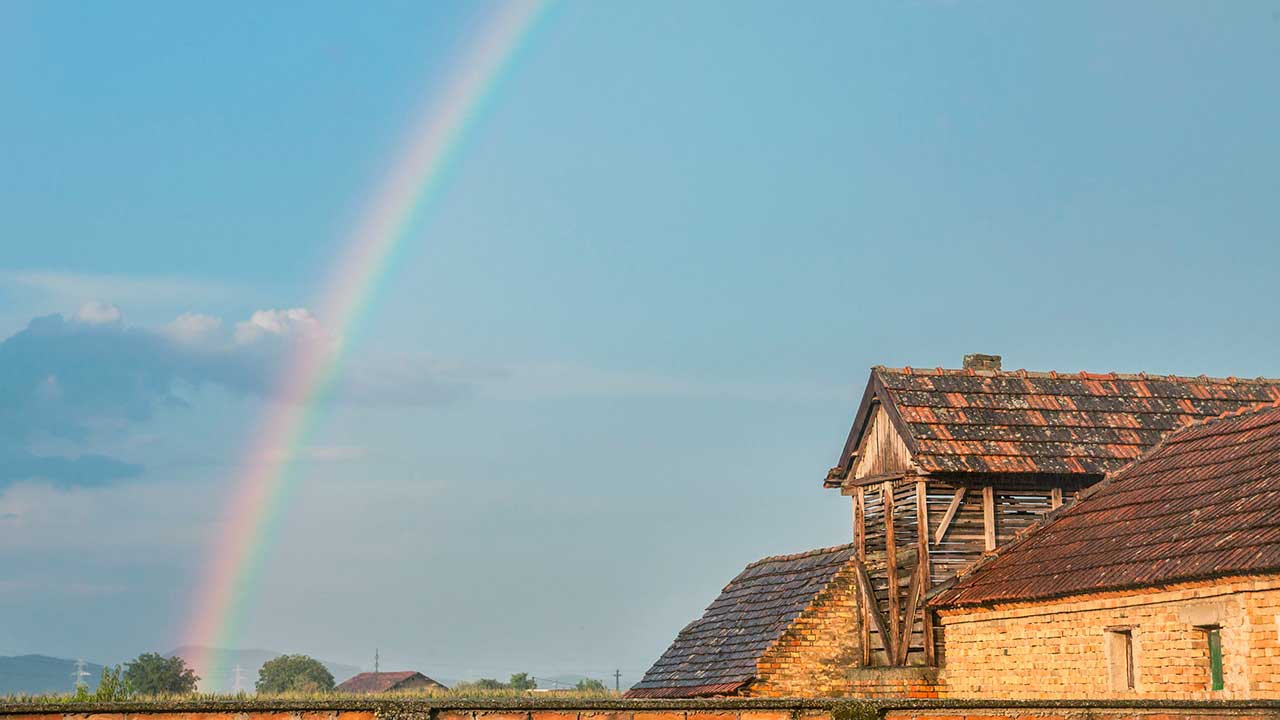 Regenbogen und Scheune in Uljma, Serbien