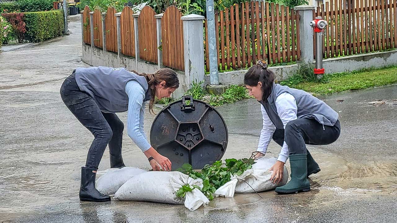 zwei Helferinnen der ADRA Slowenien nach der Überschwemmung in Slowenien im August 2023
