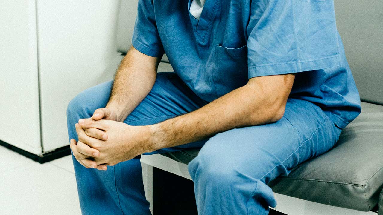 Arzt in einem Spital betet