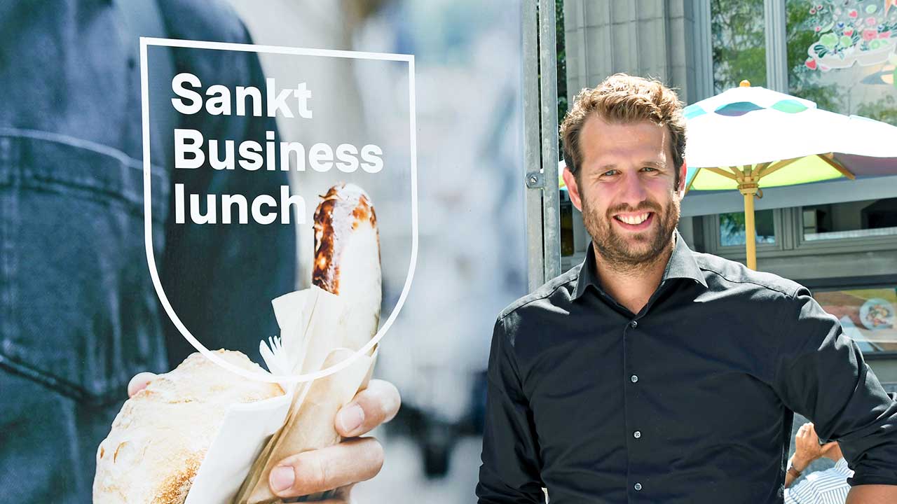 Samuel Zubergühler neben einem Plakat der Serie «Sankt»