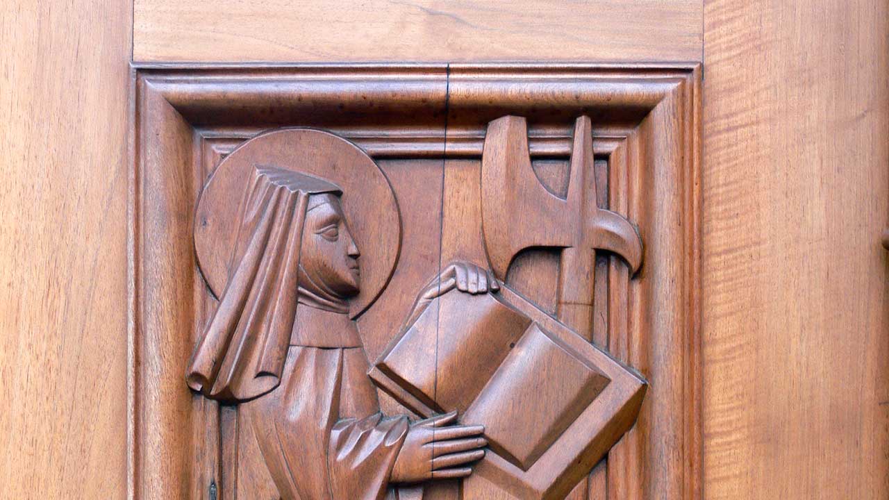 Wiborada in einem Relief am Portal der St. Galler Stiftskirche