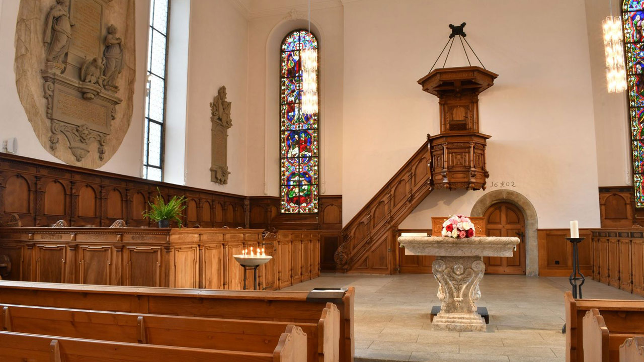 Blick auf die Kanzel der Stadtkirche Lenzburg.