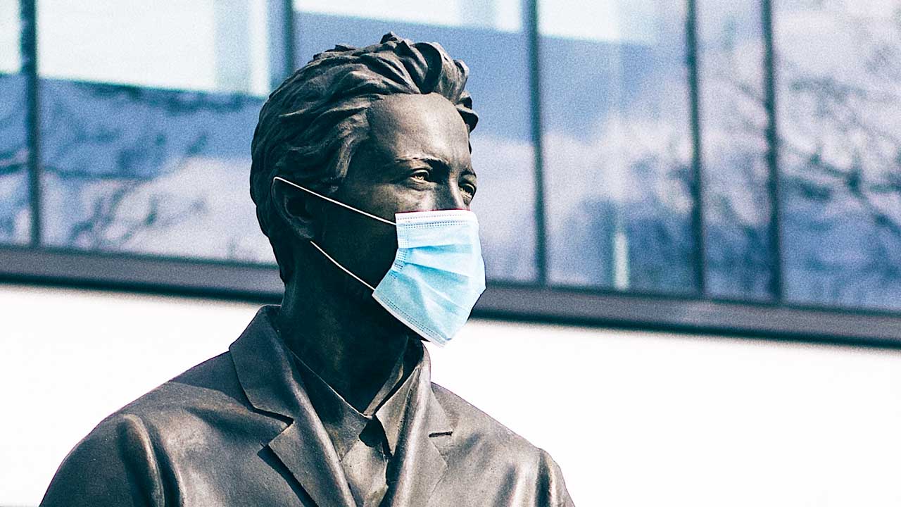 Statue mit Atemschutzmaske