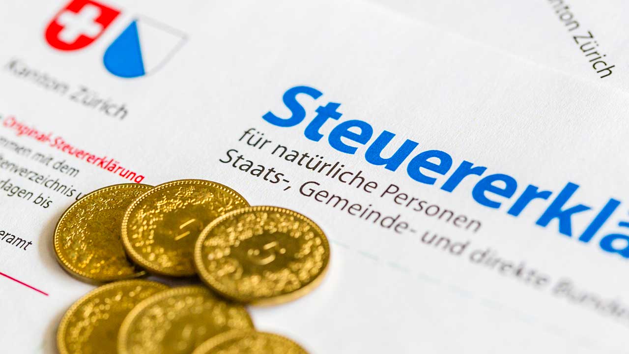 Ein paar Fünfräppler auf einer Steuererklärung des Kantons Zürich