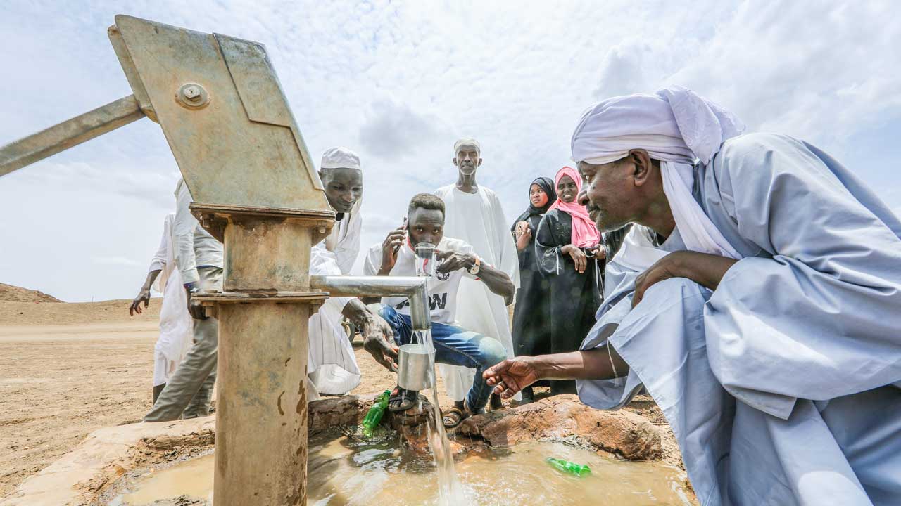 Menschen an einem Brunnen im sudanesischen Bundesstaat Al-Dschazira
