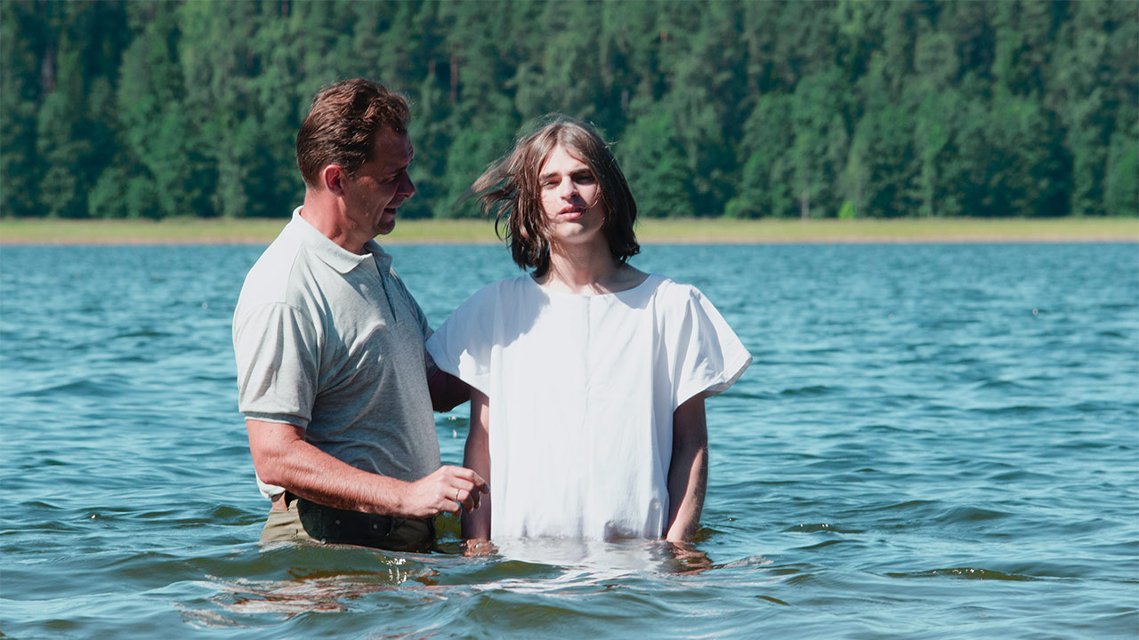 Ein junger Mann wird getauft