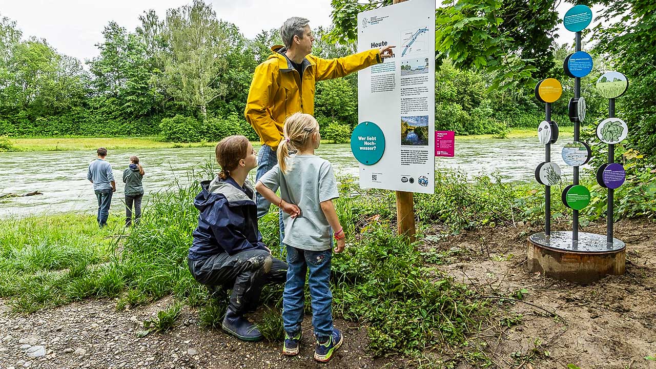 Limmat-Themenweg mit Erwachsenen und Kindern