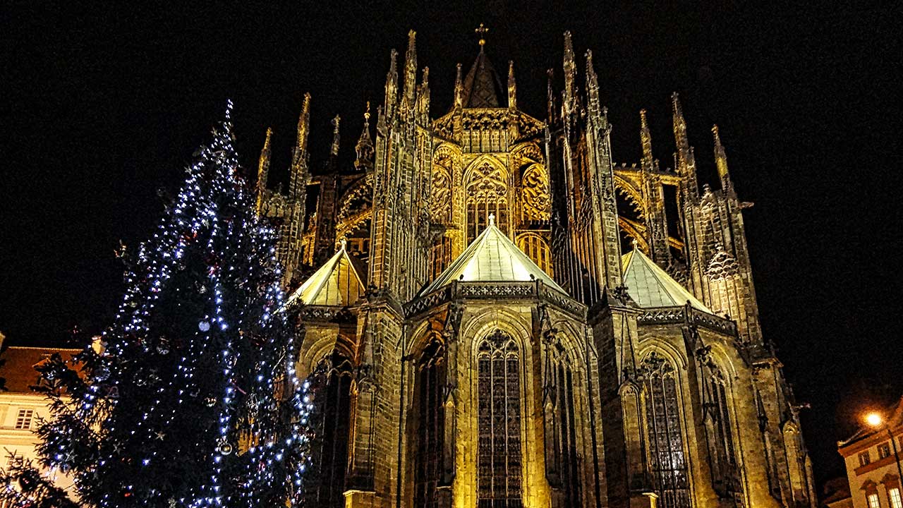 Kirche in Prag mit Weihnachtsbaum davor