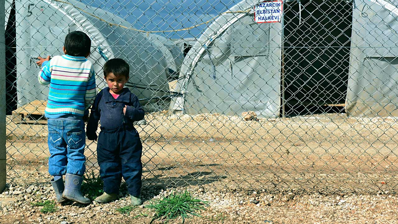 Syrische Kinder in einem Flüchtlingslager in Suruc, Türkei