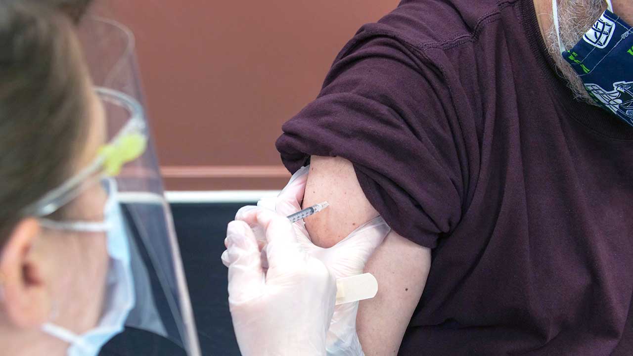 Impfung eines Patienten gegen das Coronavirus in Anchorage, USA