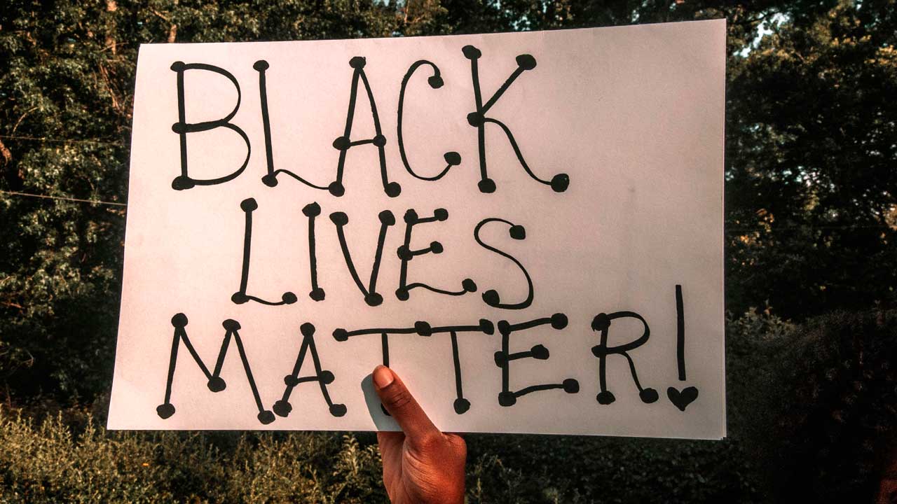 Schild mit «Black Lives Matter!»