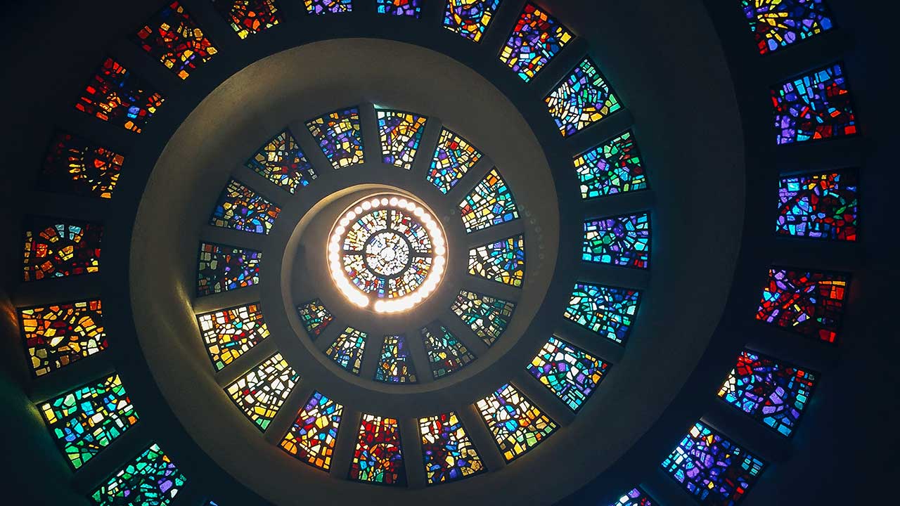 Dach aus Glasmosaik: Spirale hin zu Gott