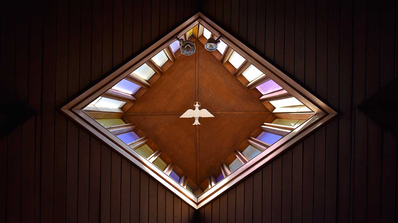 Taube an einer Kirchendecke in Augusta, Georgia als Symbol des Heiligen Geistes