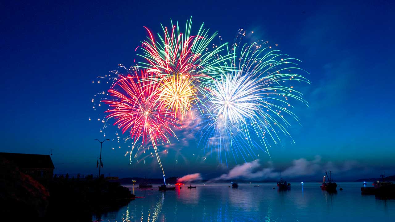 Feuerwerk im Hafen von Lubec, Maine, USA