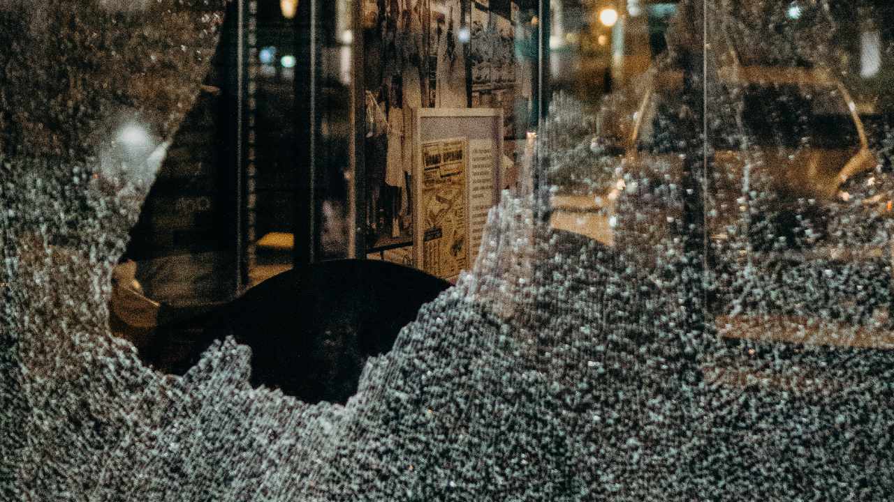 Blick aus einer zerstörten Fensterscheibe in Grand Rapids, Michigan, USA