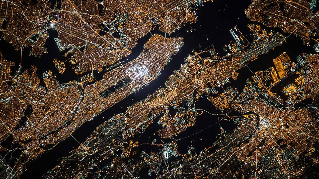 Nächtliches Manhattan in New York aus der Sicht eines Satelliten