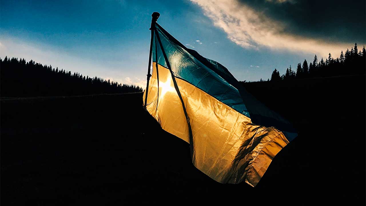 Flagge der Ukraine in der Dämmerung