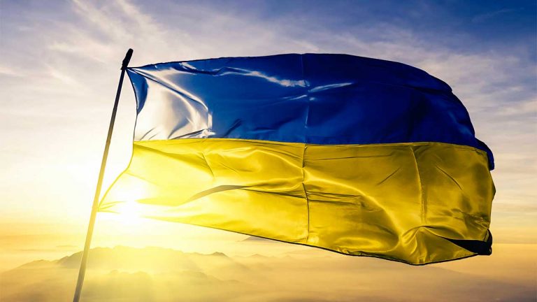 Ukraine-Flagge im Sonnelicht