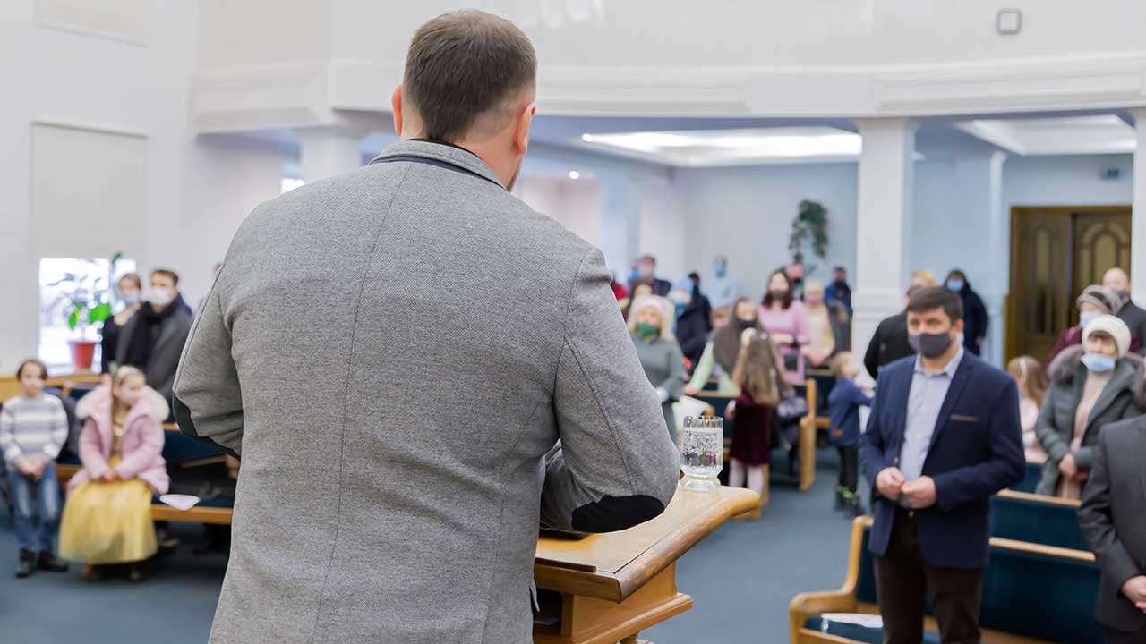 Gottesdienstbesucher mit Masken in einem Gottesdienst in der Ukraine