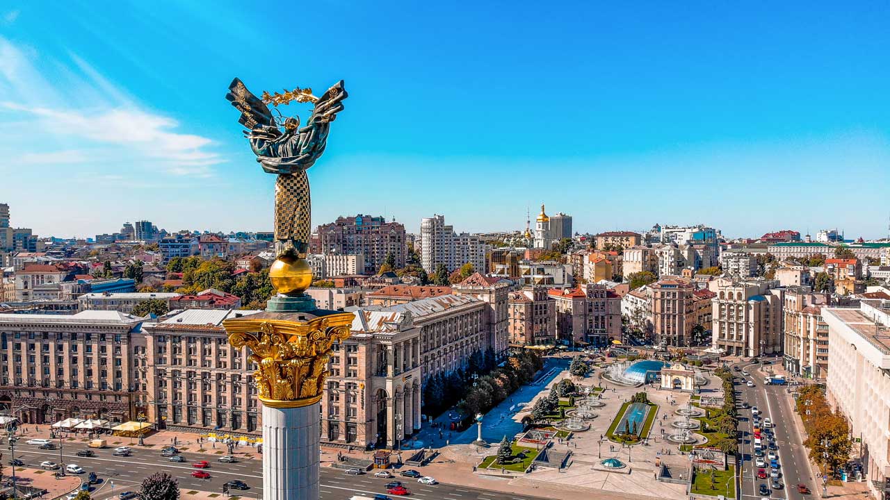 Blick auf den Platz der Unabhängigkeit in Kiew aus der Vogelperspektive