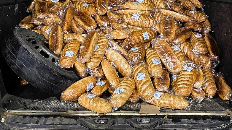 Blick in einen Lieferwagen voller Brot