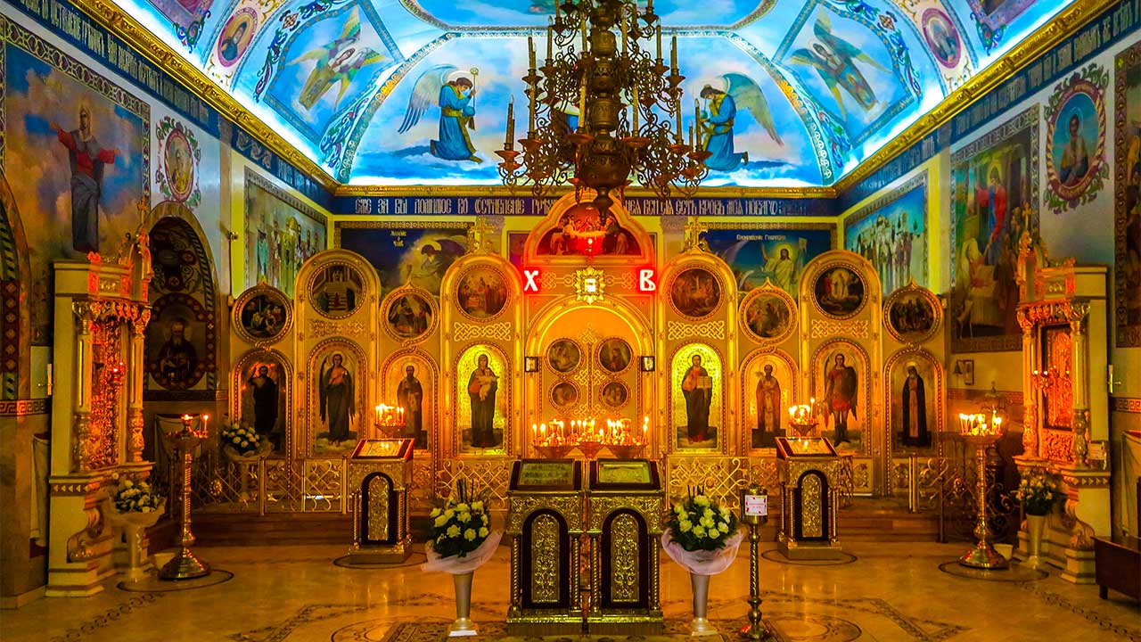 Innenaltar und Ikonen in einer orthodoxen Kirche in Odessa, Ukraine