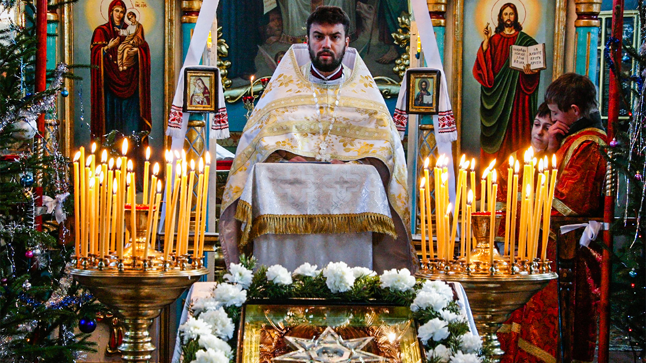 Weihnachtsgottesdienst in der Ukraine mit einem orthodoxen Priester