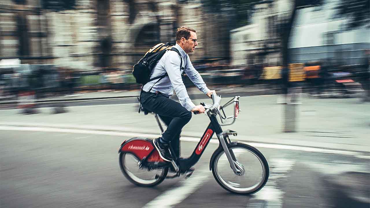 Velofahrer unterwegs in einer Stadt