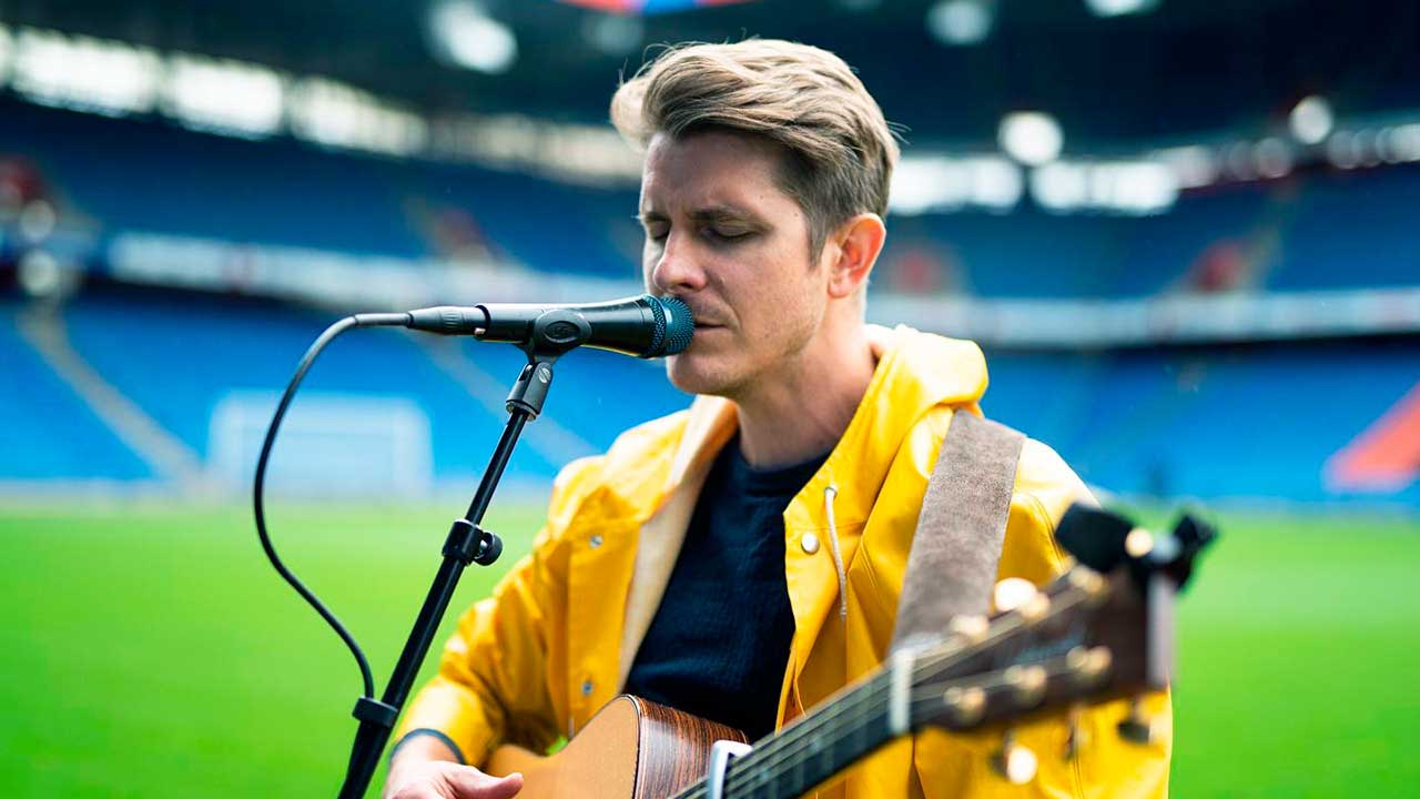 Flavian Graber von We Invented Paris bei einem Konzert in einem Stadion